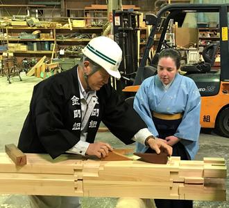 Master carpenter Mr. Kiuchi explaining  wooden framework to Ms. Kyokudo Nanshun